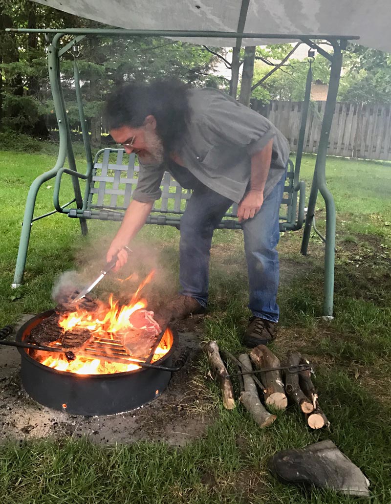 De bons steaks T-bone cuits sur feu de bois