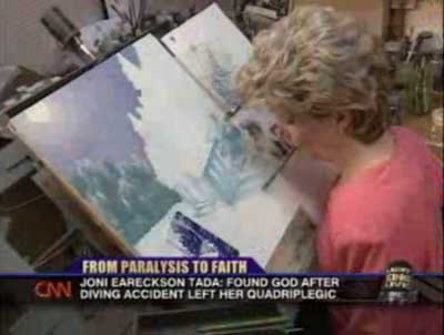 Joni Eareckson Tada peint des tableaux avec sa bouche